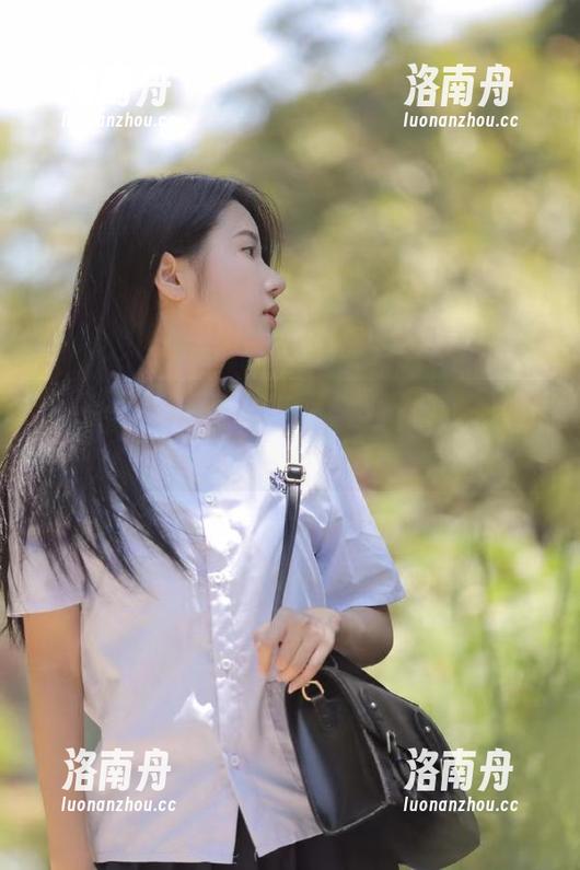 秀人网-Carol周妍希 秀人网 - 优雅与自由结合,Carol周妍希裸足主题套图资源推荐!