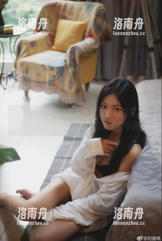 秀人网 - Egg_尤妮丝私房白衬衫写真，原图中展现青春与活力的无限可能
