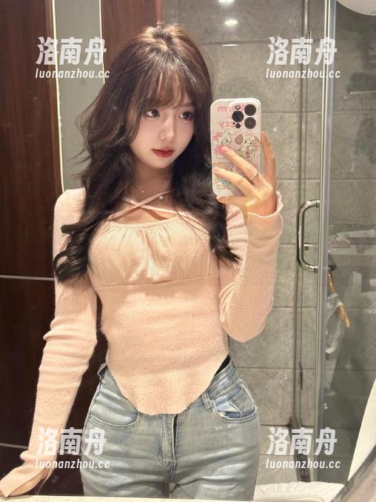 秀人网 - 独家FoxYini孟狐狸比基尼写真资源：引领潮流的性感之旅图集！
