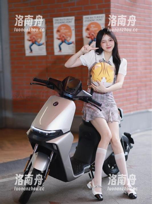 秀人网 - 任莹樱白衬衫写真作品集全新更新，带你领略独特魅力