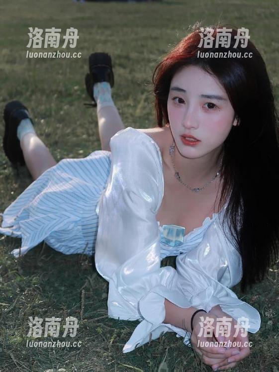秀人网-唐安琪 秀人网 - 雪白教堂与私房风格:唐安琪唱诗班老师作品的完美结合
