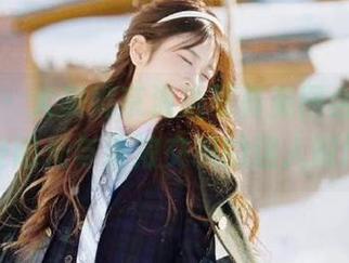 秀人网 – 大美媚京海边写真美图合集，感受阳光与海浪交织的迷人瞬间