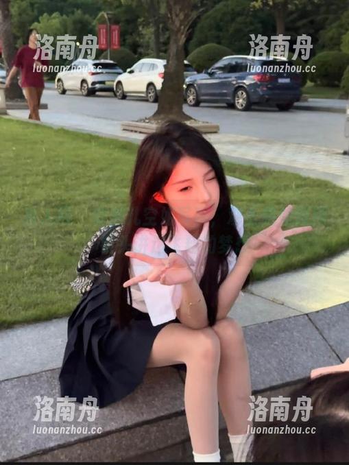秀人网-安然儿 秀人网 - 安然儿空姐写真,观看她如何用镜头讲述飞翔的梦想