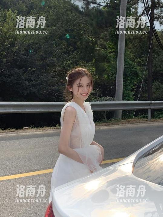 秀人网-安琪 秀人网 - 安琪裸足写真图集:仿佛能听见脚尖与草地轻轻低语的声音