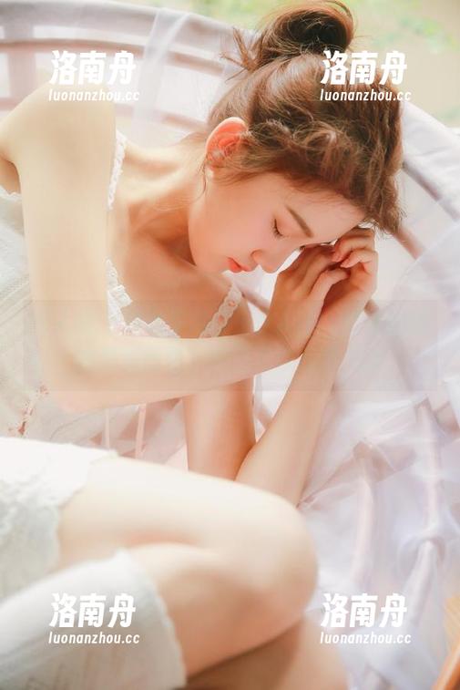 秀人网-小夕Kitty 秀人网 - 精致生活:小夕Kitty带来的丝袜写真图包,尽显女性优雅气质