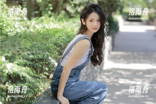 秀人网-戴允祺zoe 秀人网 - 邂逅夏天:戴允祺zoe的唯美写真合集与创意图册