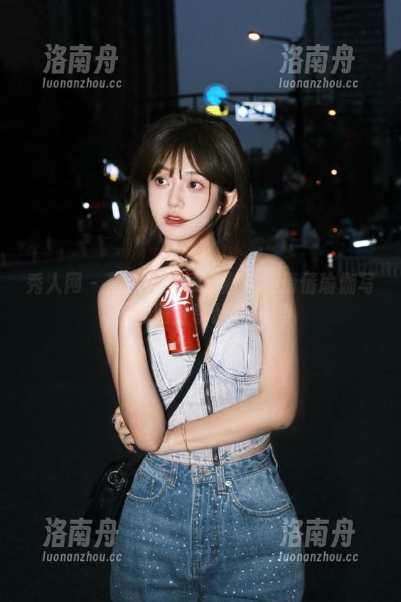 秀人网-杨倩倩 秀人网 - 艺术与健康交融:杨倩倩瑜伽写真原图分享静谧之美