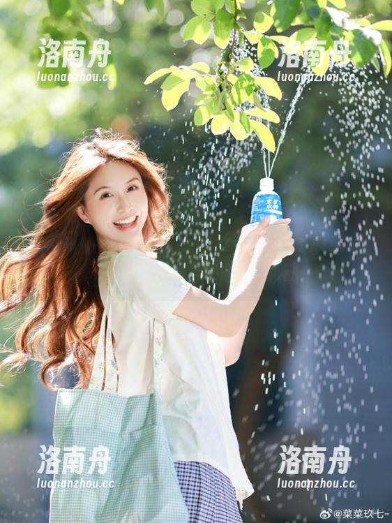 秀人网-杨晨晨sugar 秀人网 - 梦幻吊裙与肉丝美腿,杨晨晨sugar的写真原图让人心动
