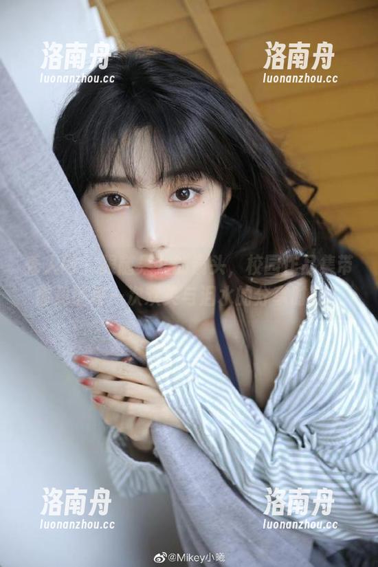 秀人网-果儿 秀人网 - 跟随果儿的镜头,校园作品集带你见证每一次欢笑与泪水的分享时刻!