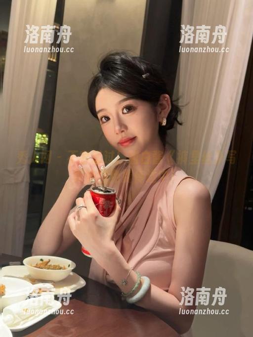 秀人网-甜白酱 秀人网 - 不容错过!甜白酱《裤里丝》写真美图免费传送中!