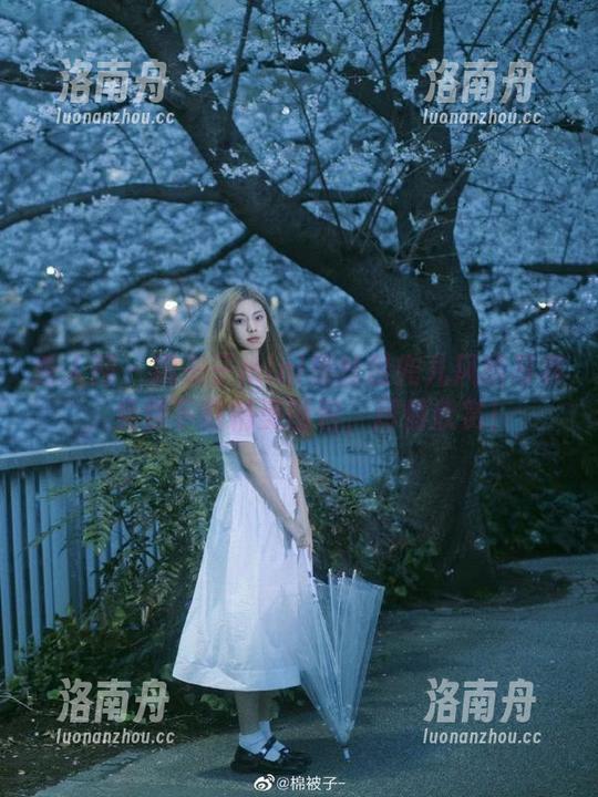 秀人网-糯美子mini 秀人网 - 糯美子mini黑丝肚兜儿风格写真,免费下载精美图包,尽情欣赏!