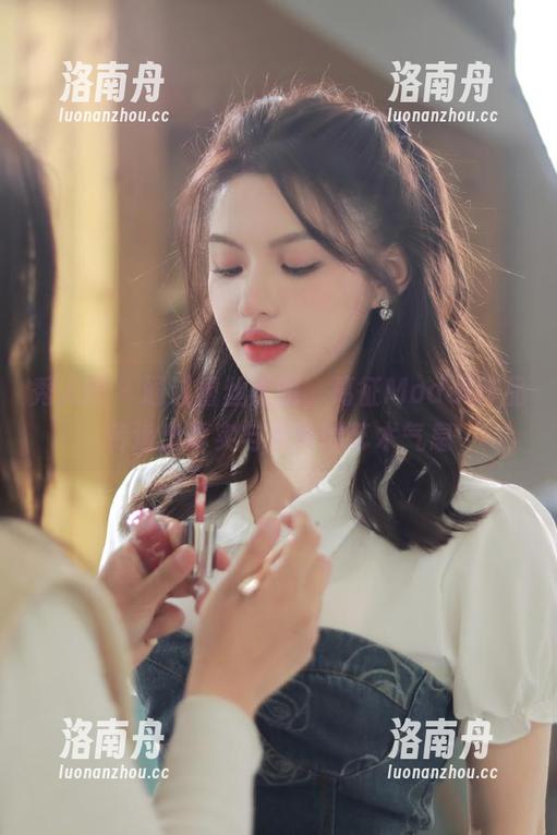 秀人网-葛征Model 秀人网 - 通过蕾丝美图,葛征Model作品传递出真实与柔美的艺术气息