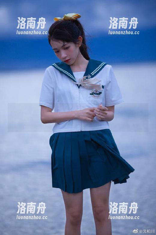 秀人网-葛征 秀人网 - 葛征灰丝写真合集:感受她每一帧中的优雅与魅力