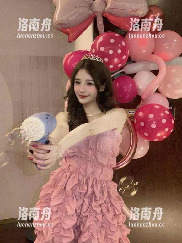 秀人网-言沫 秀人网 - 冬日暖阳下,言沫的HD写真连衣裙展现出无与伦比的风格与气质!