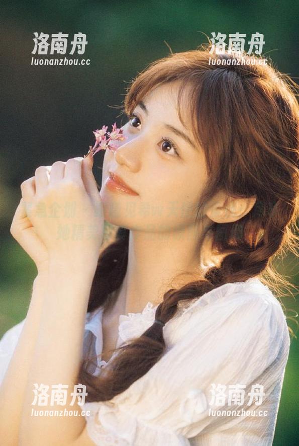 紧急企划-见希w 紧急企划 - 跟随见希w天使的步伐:尽享她精美写真作品的原图与图册