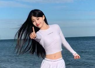 花漾show – 令人心动的小热巴泳衣写真合集，完美图包展现她的无限风采！