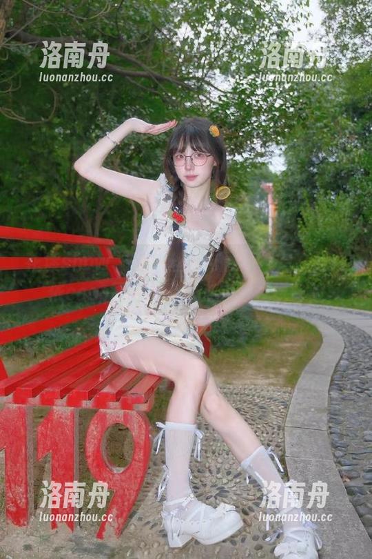 花漾show - 迷人丝袜与青春气息，赵惟依coco图包分享带来完美视觉体验