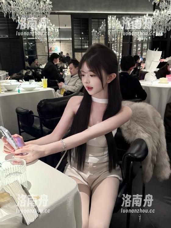 葛征 微密圈 - 葛征的白丝女仆套装写真,完美瞬间尽在这一组精选图片合集!