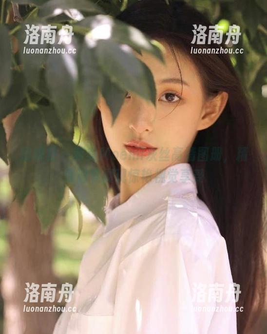 蜜桃社 - 萌美Moemi灰丝高清图册，精致细节展现惊艳视觉享受