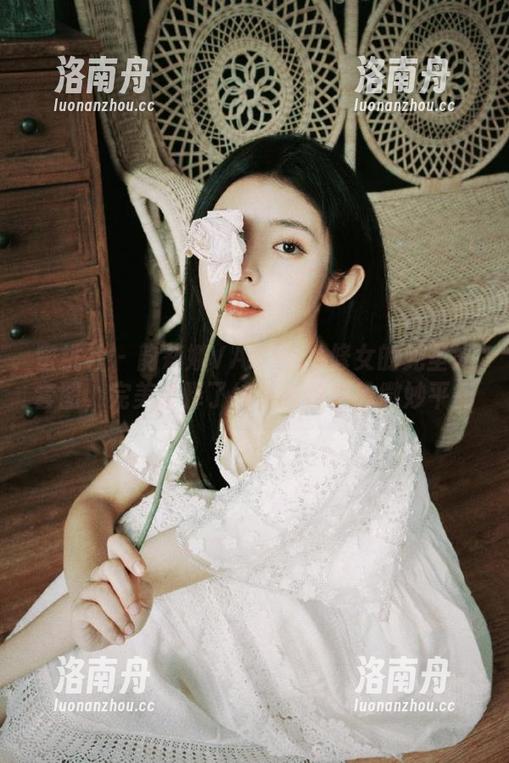 蜜桃社-韵莉娜VANILLA 蜜桃社 - 韵莉娜VANILLA修女的无圣光套图,完美诠释了纯洁与诱惑的微妙平衡