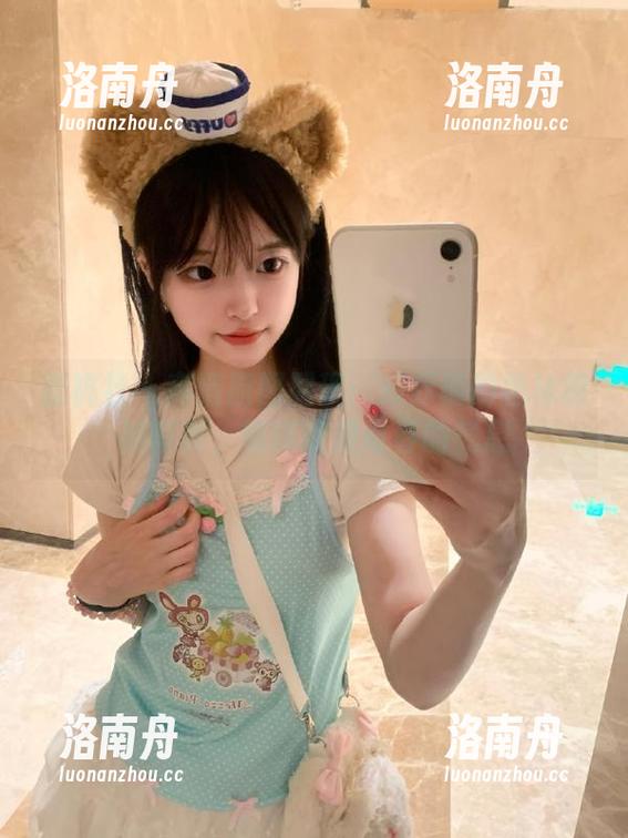 蜜桃社-顾乔楠 蜜桃社 - 高清原图展现:顾乔楠的柏林棉袜写真,细腻绽放青春的气息