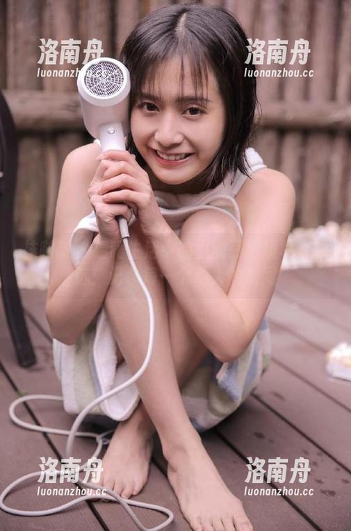 袜啵啵-小甜豆 袜啵啵 - 温暖生活中的小甜豆眼镜写真精选:记录每一个动人的瞬间