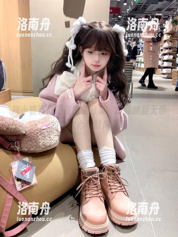 袜小喵 袜小喵百褶短裙图集分享,尽情捕捉无邪的少女心与时尚灵感