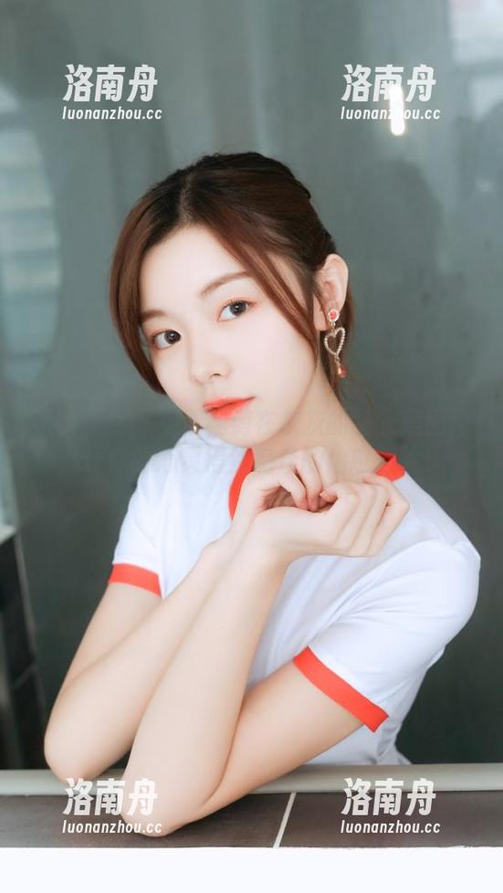 觅芙少女 - 免费畅游在灰灰的睡衣美图里，让你的心灵得到绝佳的治愈体验。