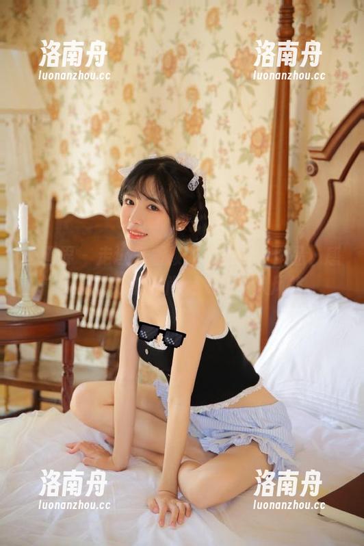 语画界-何嘉颖 语画界 - 走进何嘉颖的美脚写真作品,感受她独特的时尚魅力与个人风格