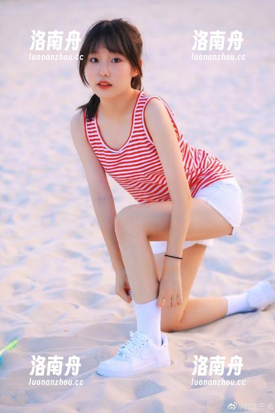 语画界 - 今天更新了奈沐子水手服写真原图，快来发现她的新风格！