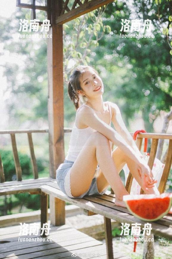 语画界 - 李丽莎运动写真带来的视觉冲击：精选图库与丰富资源解析