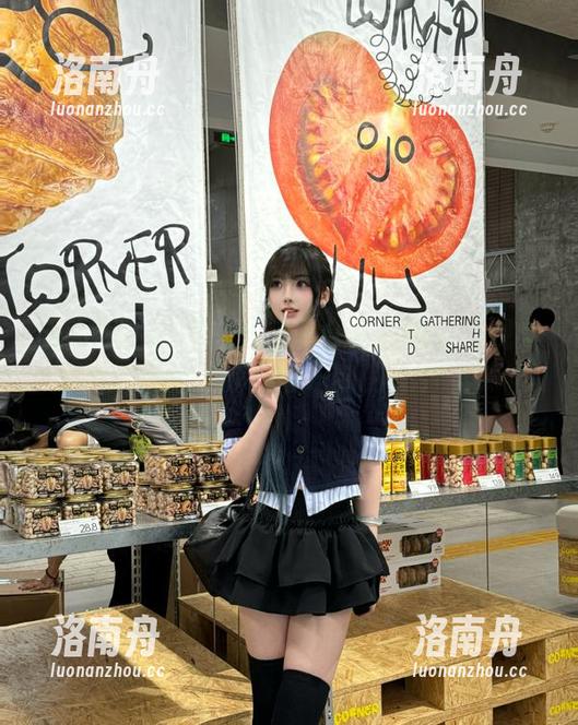 语画界 - 雅雯白丝美图合集：梦幻与现实交错，捕捉每一刻的美丽