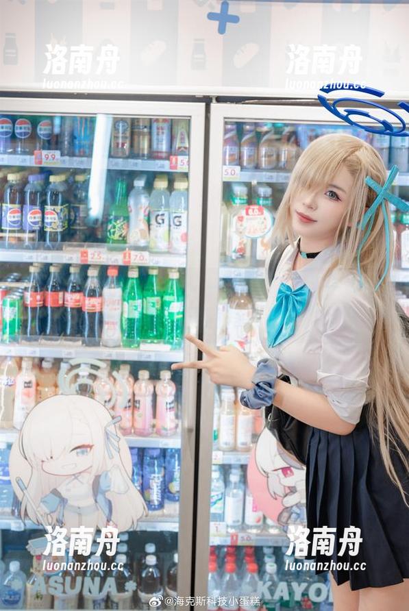 轩萧学姐cos秘书：一边按着键盘一边让你笑出声的写真！