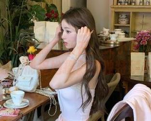 轰趴猫 – 优雅黑色所在：艾小青图包与资源，捕捉她摄影的独特瞬间
