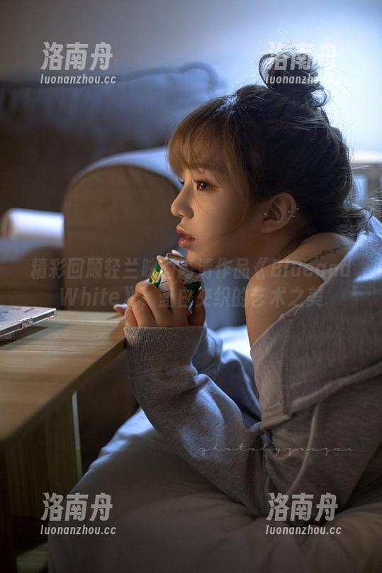 精彩回顾轻兰映画高清作品《BlueandWhite》，蓝白交织的艺术之美