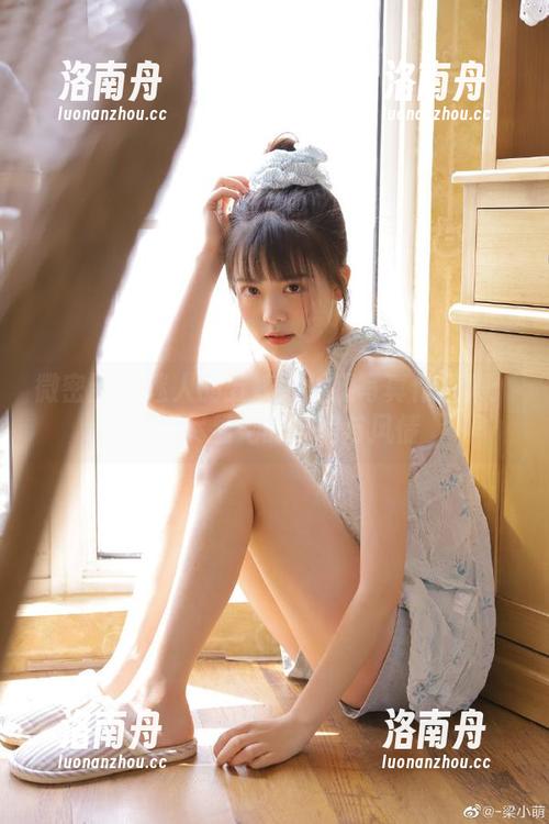 迷人的五姨太 微密圈 - 迷人的五姨太长腿写真作品集:原图尽显她的自信与风情