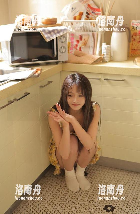 微密圈 - 解锁迷人的五姨太无圣光写真，水手服造型下的惊艳与优雅