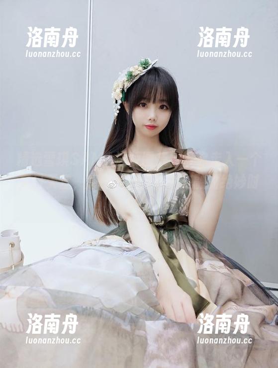 雪琪SAMA 精选雪琪SAMA泳装图集,带你走入一个夏日天堂,感受海风与阳光交融的绝妙时刻。