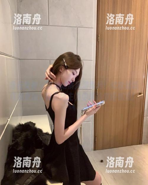 青丘女神-秋秋 青丘女神 - 迷彩短裤风潮再起!秋秋最新作品更新,时尚博主为你揭秘穿搭秘笈!
