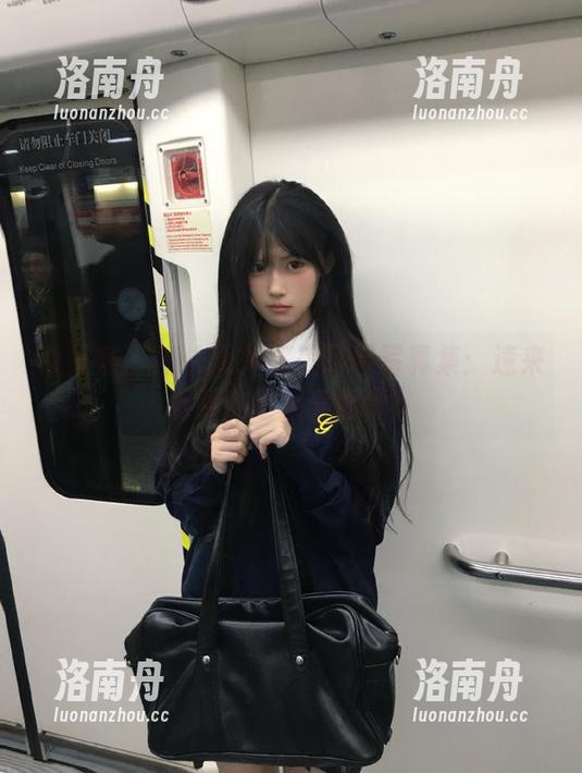青豆客 - 娜依灵儿超美吊带写真集：速来下载这些绝美图像！