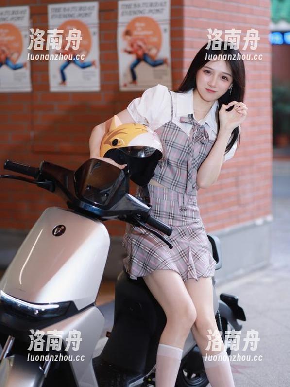 青豆客-施忆佳Kitty酱 青豆客 - 施忆佳Kitty酱的白丝美图:摄影师们都忍不住频频咔嚓,快来围观!