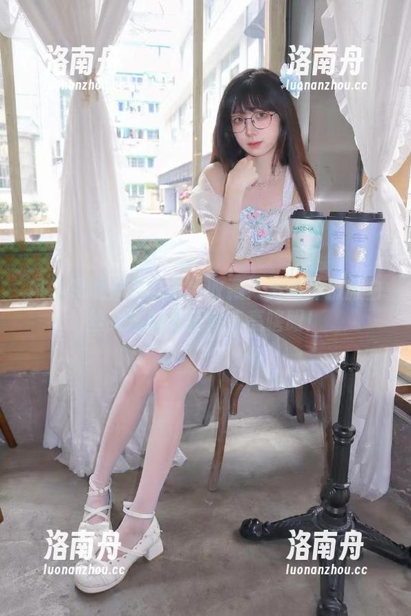 风之领域作品：果断收藏！清新体操服白丝女孩的穿搭简直亮瞎眼！